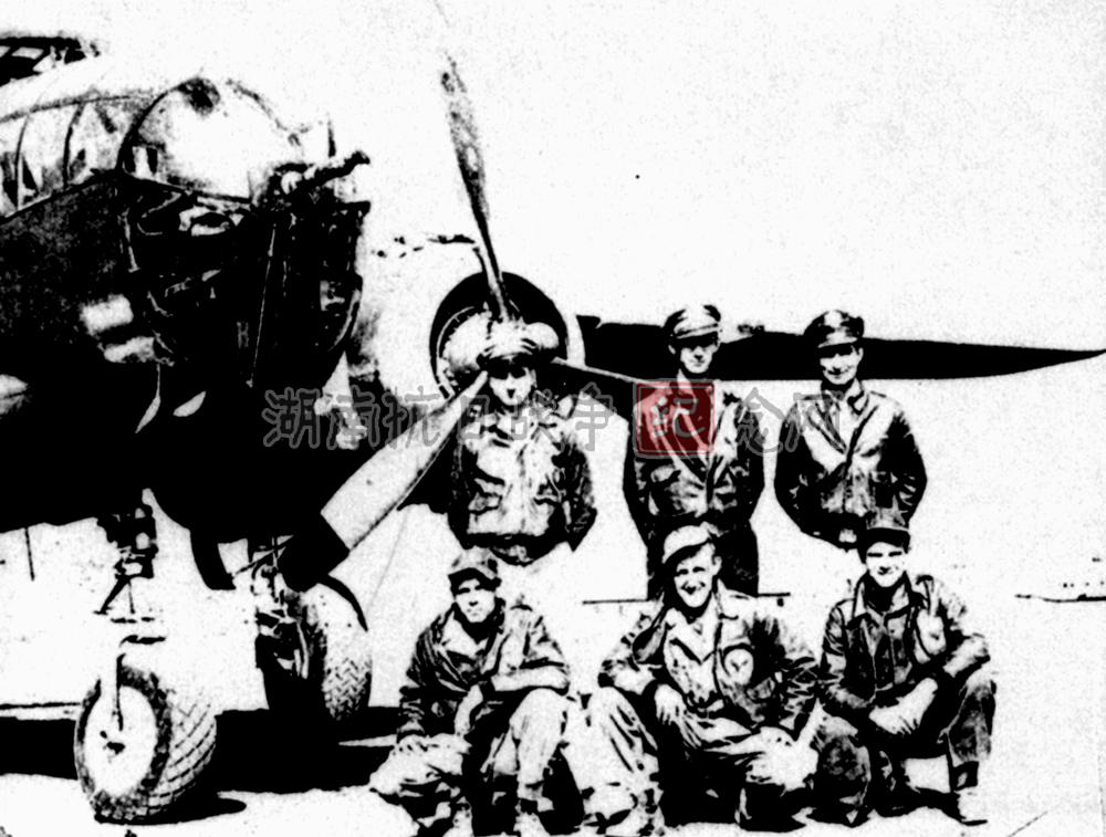理查德-潘朵夫与机组成员和他们的B-25轰炸机。1944年摄于羊街机场