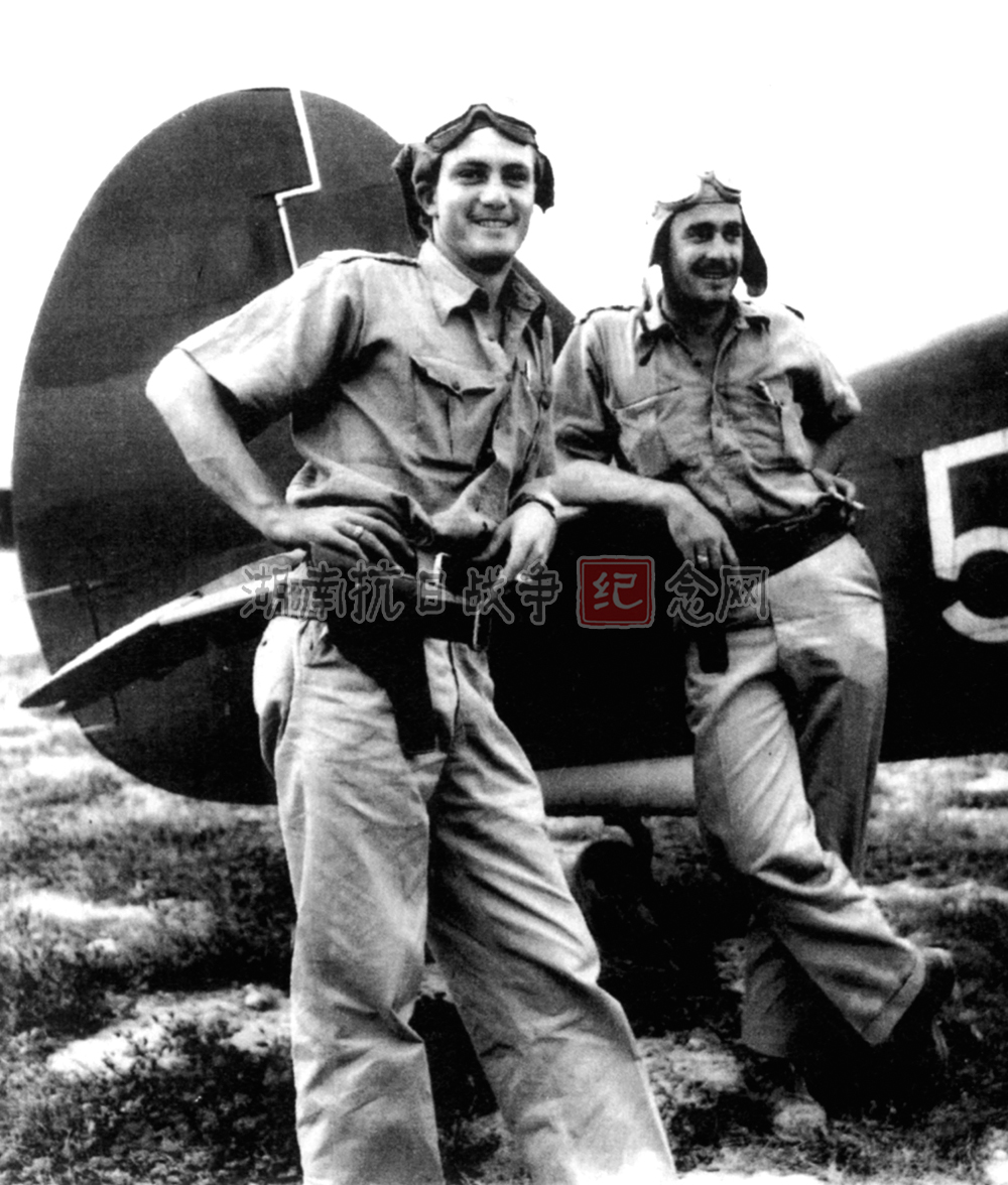 罗伯特-F-雷尔（右）与另一名“飞虎队”飞行员亨利-吉索布莱特在“战斧”战斗机的机尾前