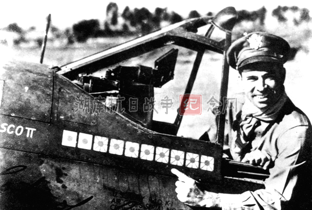 罗伯特-L-斯科特于1942年12月在他的P-40E战机中，手指击落敌机的标记