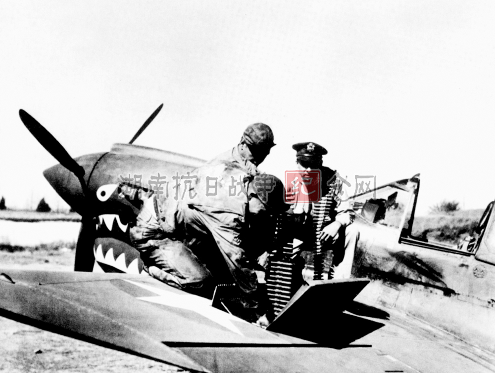 罗伯特-L-斯科特与地勤人员一起为自己的P-40E装弹药（在昆明）