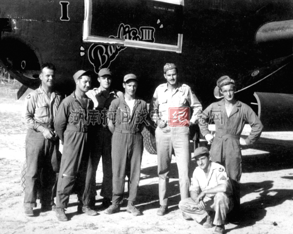 罗伯特-T-史密斯与第一空中突击大队的轰炸机大队的机组成员在一起。身后为他们的B一25H轰炸机，该机以史密斯的妻子“芭芭拉”命名
