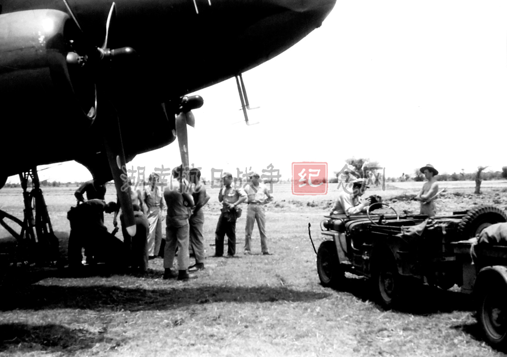 乔治-塞勒和其他飞行员在缅甸准备更换已爆的飞机前轮