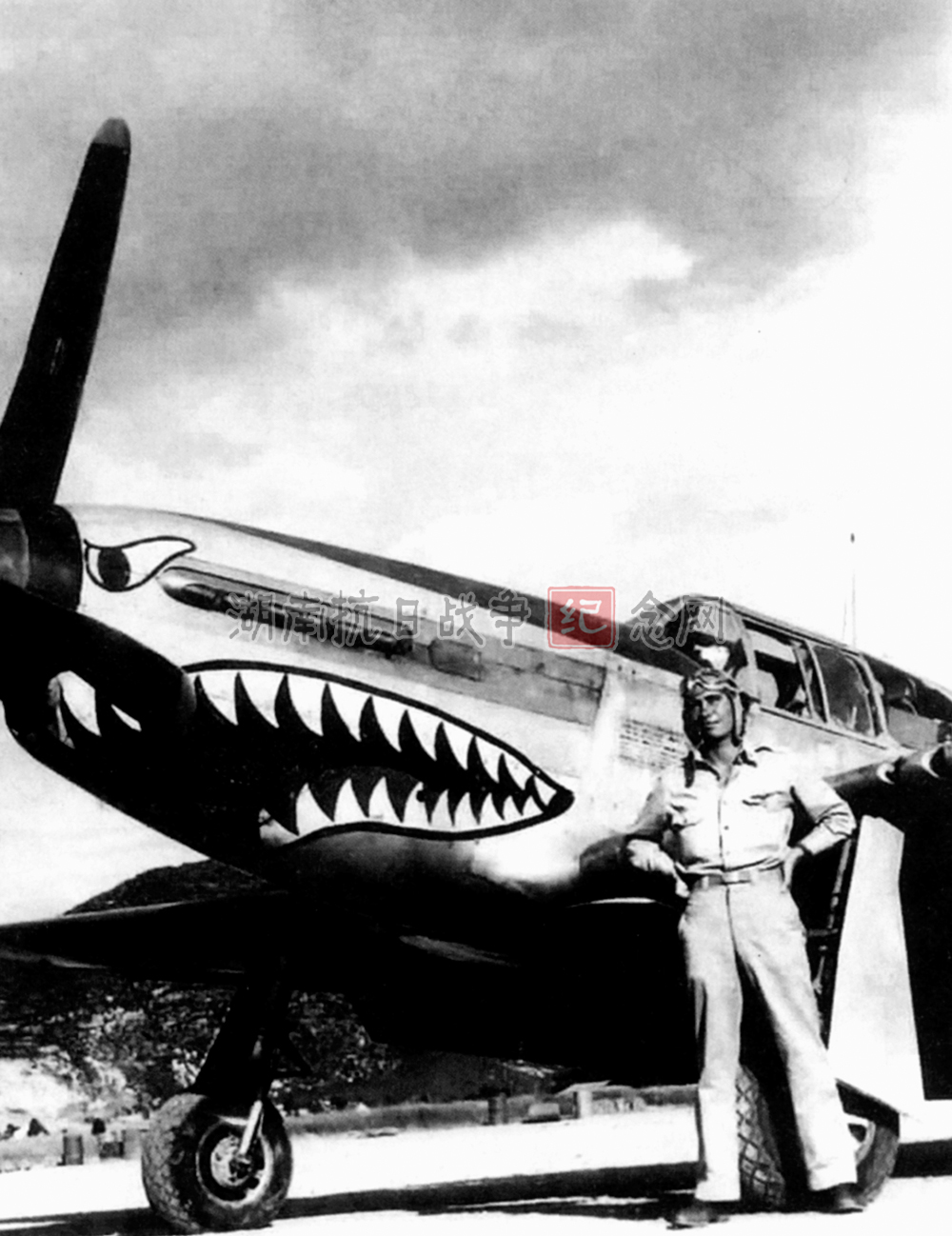史蒂文-J-波纳1944年夏，与他的新P-51战斗机在遂川机场