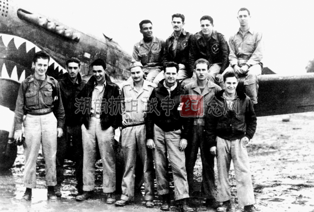 唐纳德-S-洛佩斯（后排右二）与75中队的其他飞行员