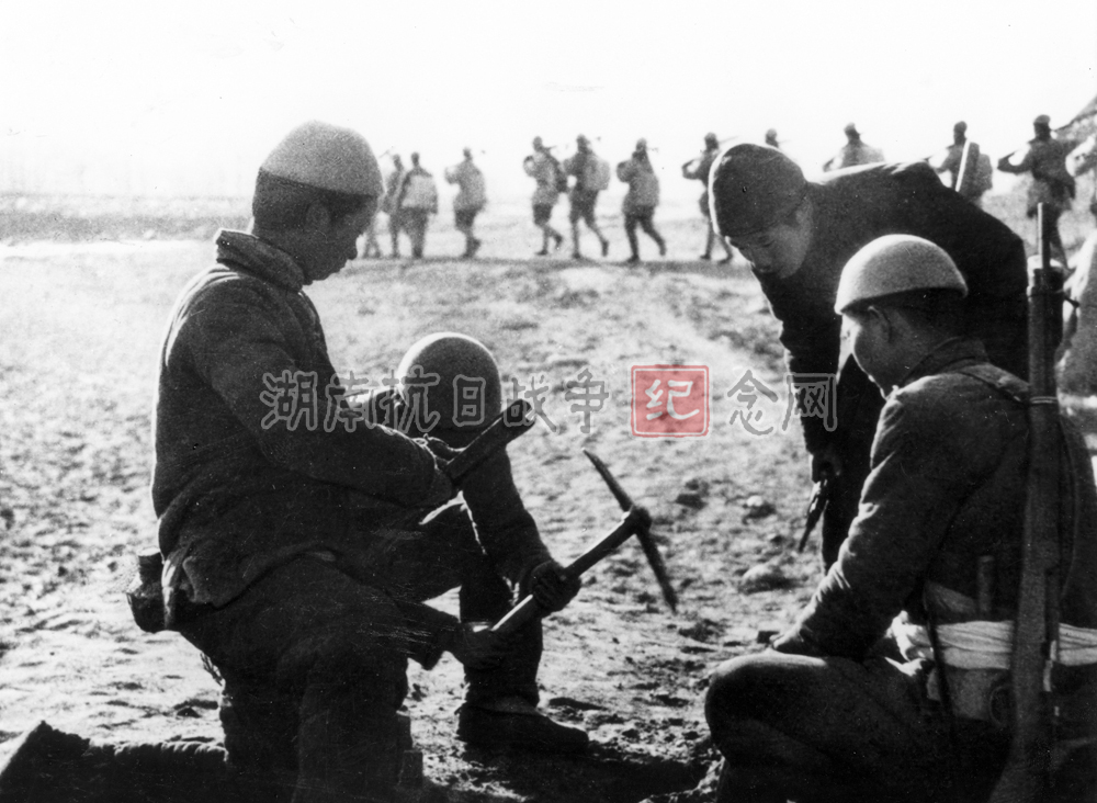 晋察冀解放区平山县民兵在埋地雷（1943年）08605