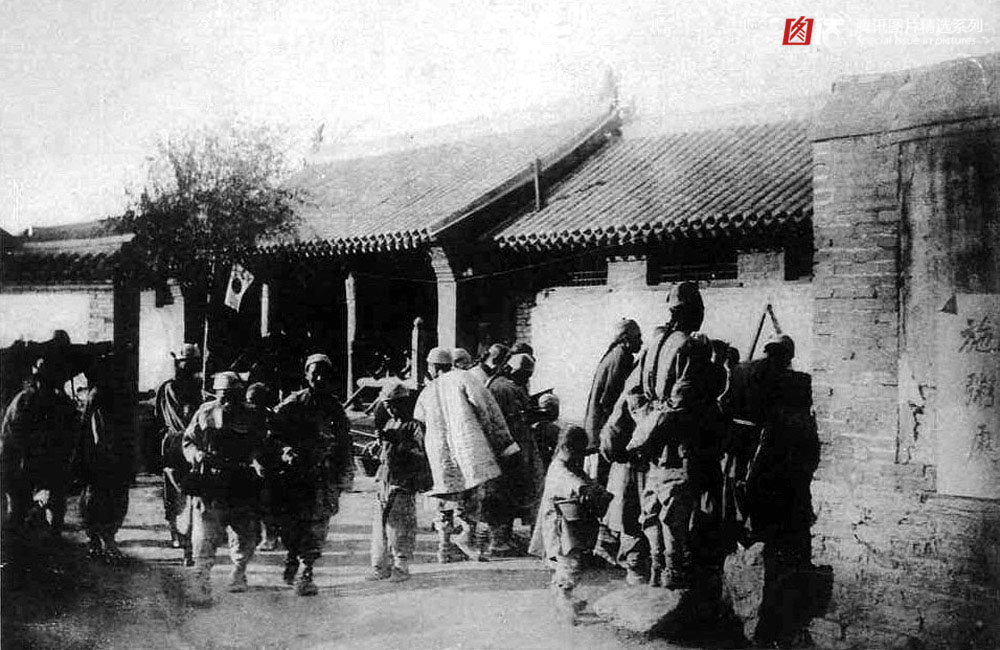 1894年10月，日本发布由中国通宗方小太郎撰写的檄文《开诚忠告十八省之豪杰》。为入侵清帝国本土打出驱除鞑、虏的旗号。其拿捏中国人心之准，以至于有民众追崇日军，日军在中国境内也把扮演“解放者”的门面功夫做足，图为日军在占领区设立的施粥点。