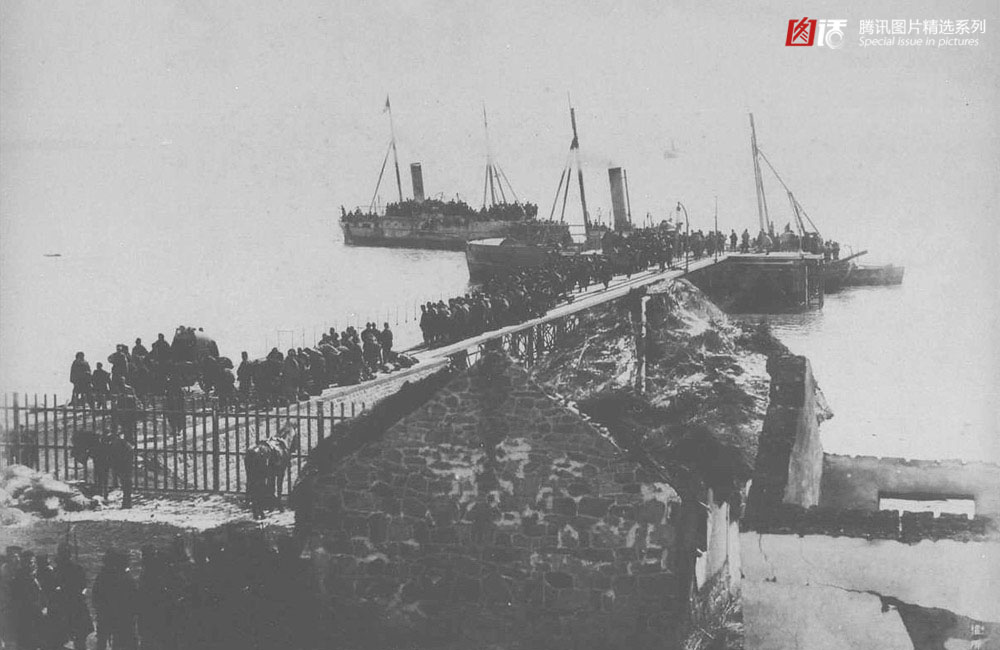 1895年1月，日军登陆山东荣成，围攻北洋水师最后的基地威海卫。2月17日，威海卫守军投降，日军在众多随军记者的见证下为清军俘虏治疗。图为威海卫清军降兵被日军运上岸等待遣散。