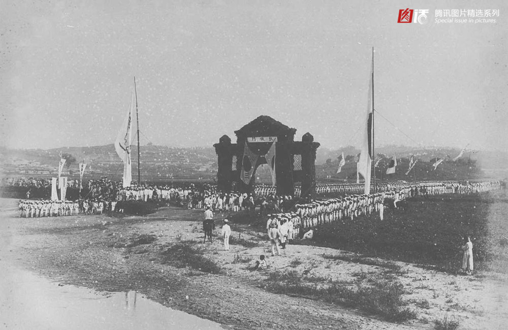 日军战胜使当时立场亲日的兴宣大院君得势。牙山战后，朝鲜官方在万里仓临时修建“凯旋门”，欢迎日本进军。