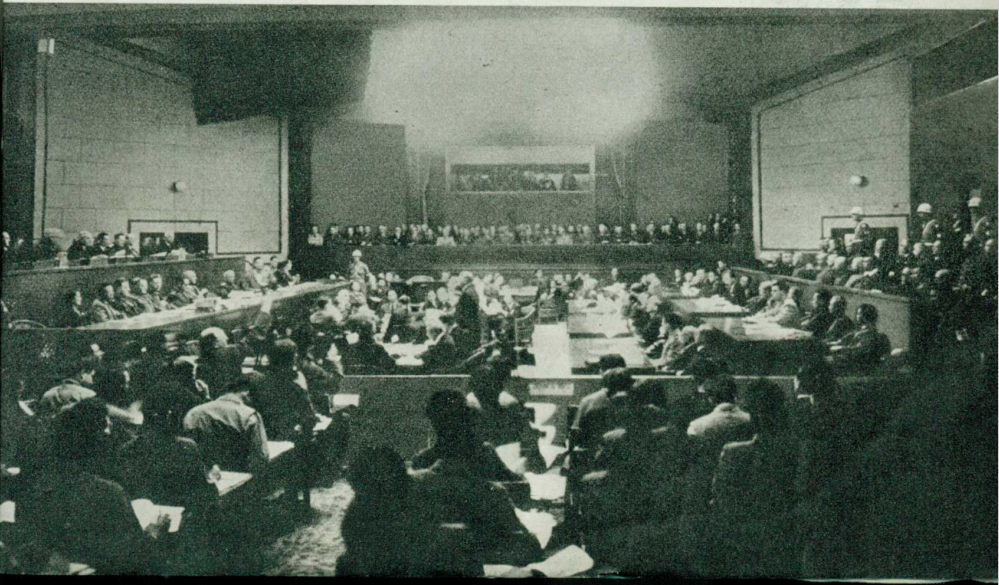 东京远东国际军事法庭审判日本战犯之情形。图左高处为审判官席，右方为被告席。中央是证人席。