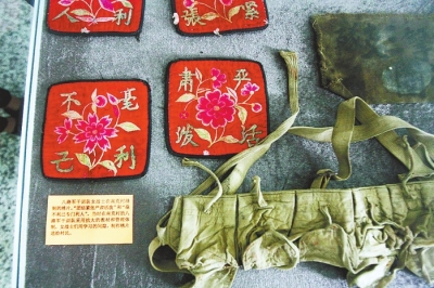 八路军干训队女战士为南荒村村民缝制的绣片。本报记者王铮摄