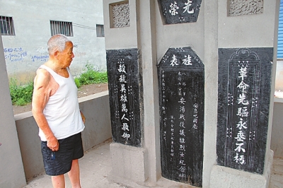 张太和老人时常来到“安汤战役牺牲烈士纪念碑”前，缅怀牺牲的战友。