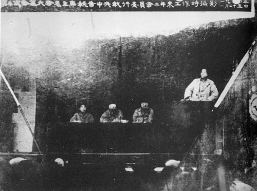 第二次全国苏维埃代表大会上，毛泽东发表讲话。