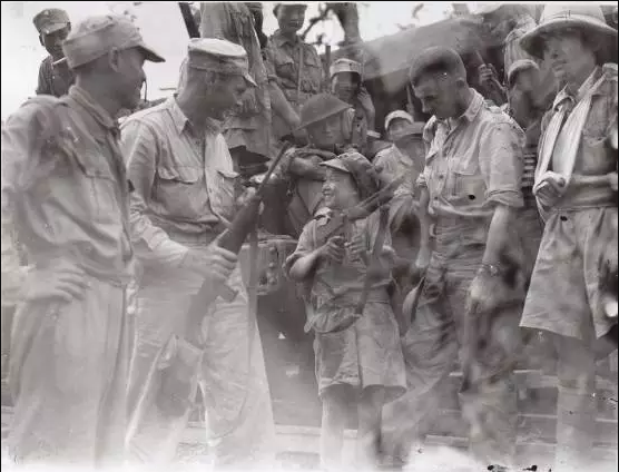Lee Lew Bell，12岁，云南人。Amer拍摄于1944年9月12日。据拍摄者写在照片后的信息，Lee Lew Bell隶属于国军第54军14师42团，已入伍一年。这位Lee Lew Bell，应是14师驻扎云南期间所收容的难童。14师1944年入缅时，也将其一并带了出来——很难想象有部队会愿意去抓11岁的孩子来当兵<p style=