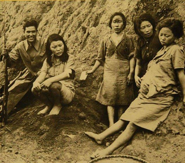 图为：云南腾冲的日军慰安妇，照片中的右一怀孕者为朝鲜慰安妇朴永心。