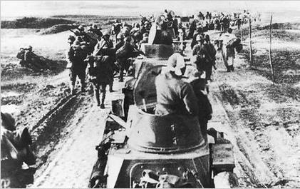 侵入南京郊外的日军坦克车部队。