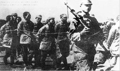 日军将被俘的已解除武装的中国军人押赴郊外集体枪杀。