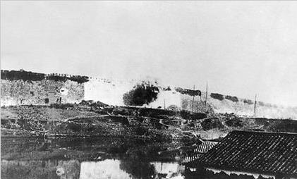 日军炮兵炮轰光华门。