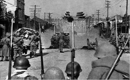 1937年12月12日，日军第六师团先头部队长谷川部队在南京中华门外准备总攻。