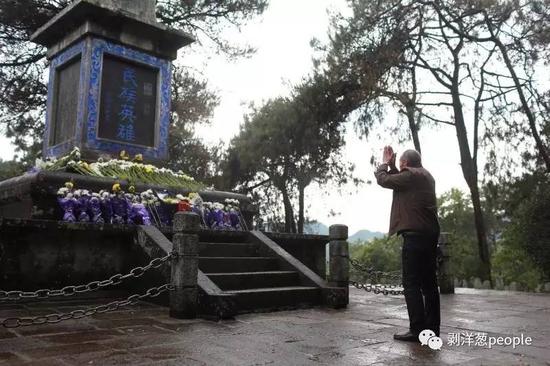 77岁的张三幸从西安来到腾冲，祭拜自己的父亲，祭拜中国远征军。新京报记者浦峰 摄