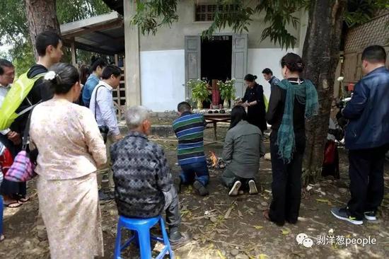 4月5日，缅甸密支那，湖南的老兵之家志愿者在祭奠中国远征军遗骸。