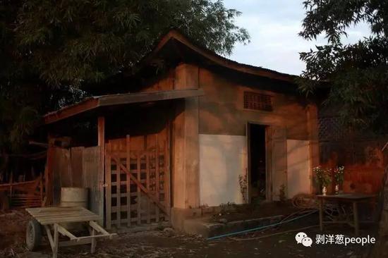 2015年由国内民间组织挖出的347具中国远征军遗骸因特殊原因没能回国，两年来一直存放在这个小屋内。