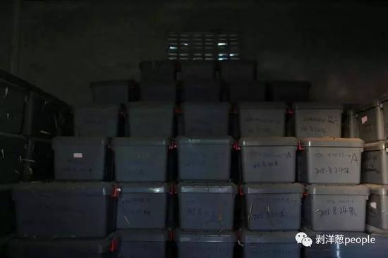 2015年挖出的347具中国远征军遗骸两年来一直存放在华人墓园的一间平房内。