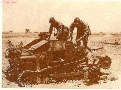兰封会战后，日军在检看中国军队放弃的CV-33战车残骸