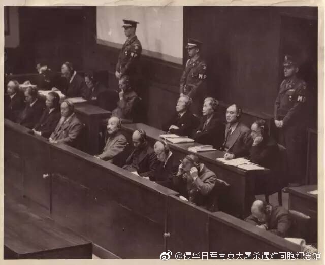 ▲日本战犯们在远东国际军事法庭上。