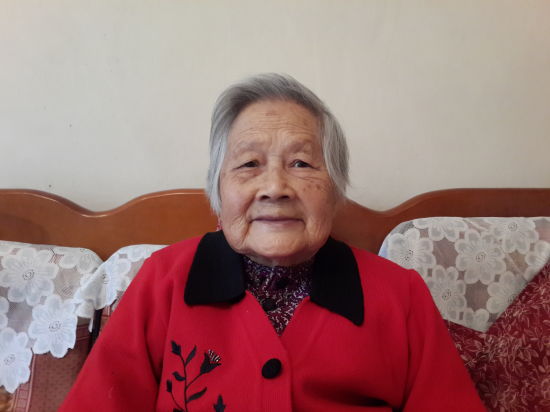 图为2016年96岁高龄的何琦女士。