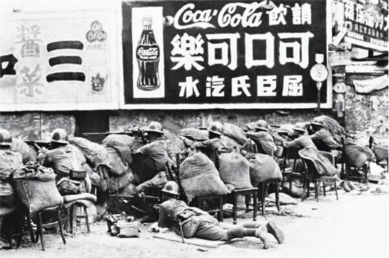 1937 年淞沪会战期间，中国军队在繁华一时的上海街头抗击日军进攻。