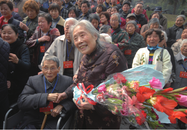 2008年3月10日，为纪念儿童保育院成立70周年，270多位老人欢聚重庆。他们都是战时儿童保育院的保育生 （东方IC ）.png