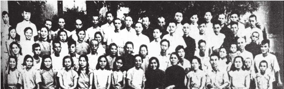 1949年7月，徐篆（前排左八）、傅淑华（前排左四）、刘力生（三排右五）等歌乐山保育院教职工合影.png