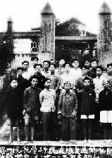杨承沪（前左一）珍藏的照片。