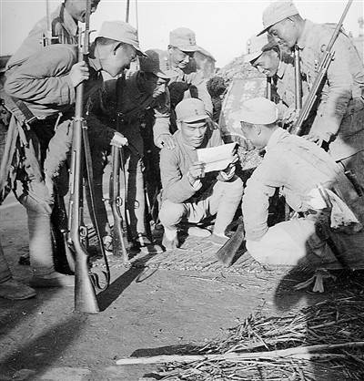 山东八路军战士阅读渤海区邹平县长山村群众写来的祝捷信。