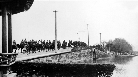 老照片上，日军铁蹄踏过断桥白堤。
