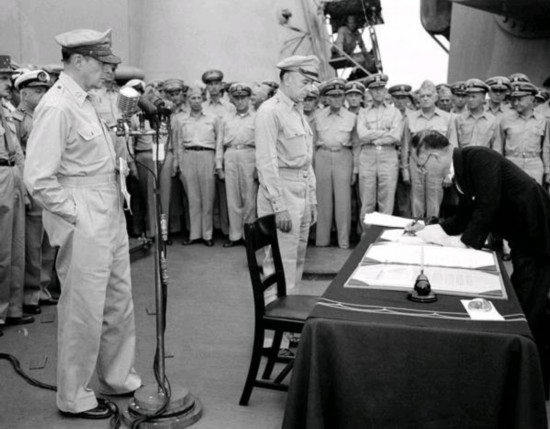 1945年9月2日，日本外相重光葵在投降书上签字。（资料图）