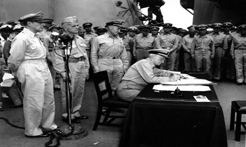 美军五星上将麦克阿瑟作为盟军最高司令签署日本正式投降文件。（资料图）
