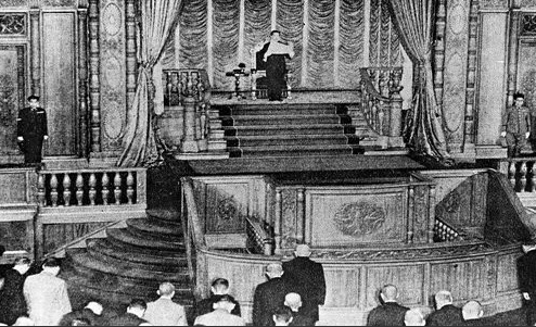 1945年8月14日，日本裕仁天皇向议会宣布向盟国投降。