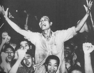 在重庆，每一个中国人的脸上都洋溢着胜利的喜悦，他们热烈欢迎8年抗日战争的胜利结束。（资料图）