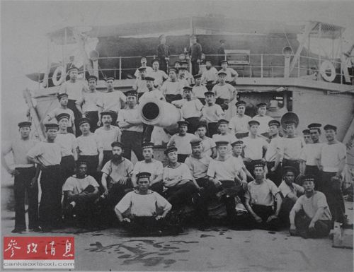 甲午战争前日军“高千穗”号巡洋舰官兵与主炮合影。