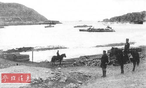 日军军官视察占领后的旅顺港（资料图片）