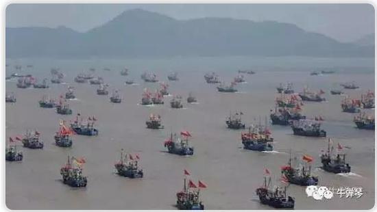 中国渔船离开母港向钓鱼岛进发的场景