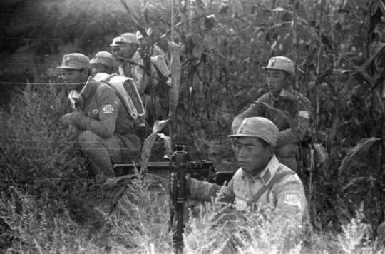 全副武装的八路军战士，带着佩戴领章帽徽和臂章