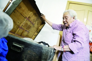 张翠萍老人家还保留着当年缴获的日军行李箱。