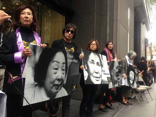 美国旧金山民众集会要求日本政府就“慰安妇”问题道歉。8月14日，在美国旧金山，人们在集会上举着“慰安妇”照片。