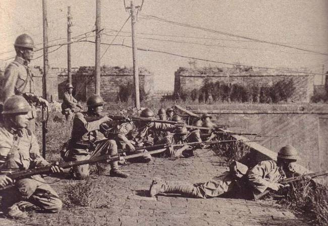 图为1931年9月19日，“九一八”事变的第二天，日军在沈阳外攘门向中国军队进攻。