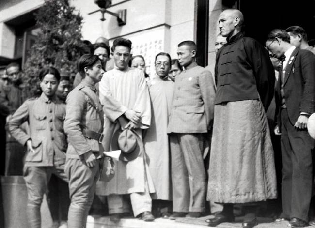 图为蒋介石在南京接见要求国民政府出兵抗日的学生请愿团代表。