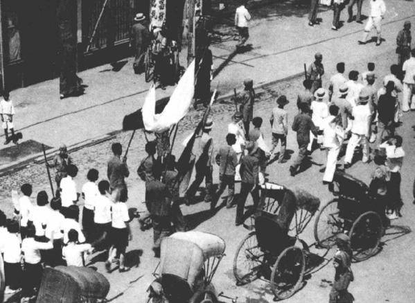 1934年初，青年学生在南京游行，向当局请愿收复东北。