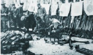 常德会战是抗日战争时期大规模的会战之一，图为中外记者参观常德大捷“国军”收获的战利品。