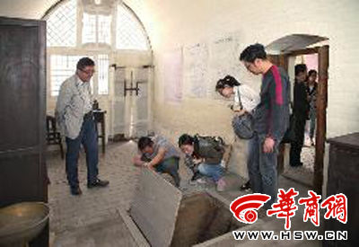 寻访团成员在瓦窑堡毛主席旧居参观室内防空洞